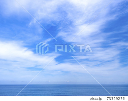 秋の海と青空と白い雲　10月下旬の富山県朝日町宮崎のヒスイ海岸から見た海と空 73329276