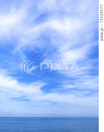 秋の海と青空と白い雲　10月下旬の富山県朝日町宮崎のヒスイ海岸から見た海と空 73329277