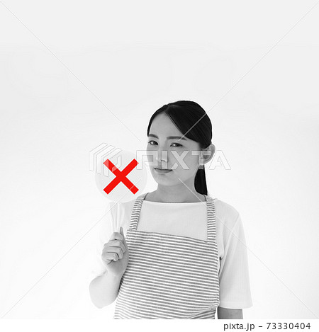 バツマークを持つ主婦イメージ バツマークを持つ主婦イメージ 73330404