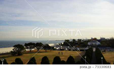 横浜、本牧埠頭、シンボルタワーから見た海釣り公園付近 73330683