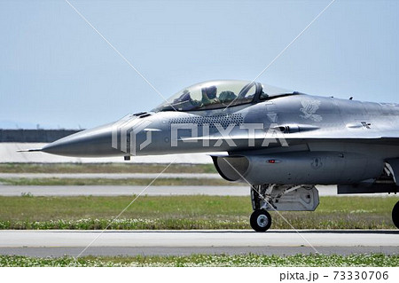 着陸したアメリカ空軍のf 16戦闘機の写真素材