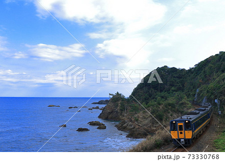 山陰海岸を走るディーゼル特急 山陰海岸を走るディーゼル特急 73330768