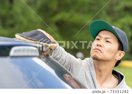 ムートングローブで洗車する男性 73331282