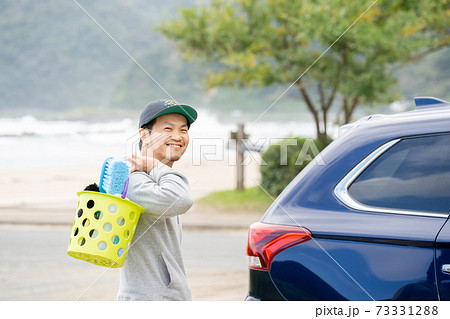 洗車を楽しみにしている男性 73331288