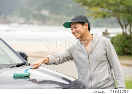 【洗車】スポンジブラシで洗う男性 【洗車】スポンジブラシで洗う男性 73331797