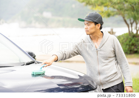 【洗車】スポンジブラシで洗う男性 73331800