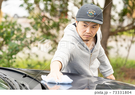 【洗車】クロスでふく男性 73331804