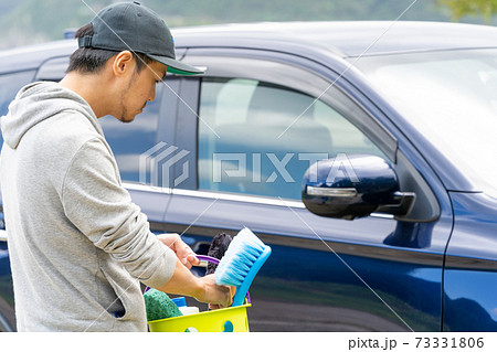 【洗車】洗車用具を選ぶ男性 73331806