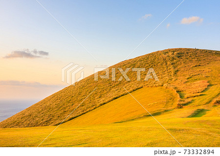 鬼岳の日の出　五島列島　福江島　【長崎県五島市】 73332894