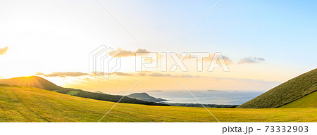 鬼岳の日の出　五島列島　福江島　パノラマ　【長崎県五島市】 73332903