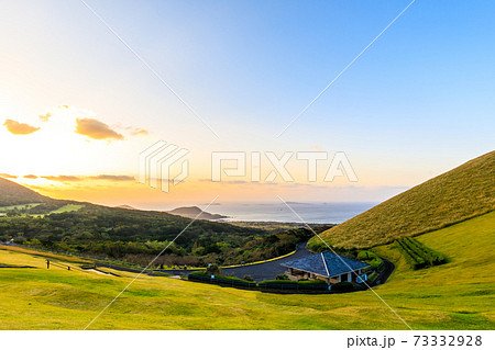 鬼岳の日の出　五島列島　福江島　【長崎県五島市】 73332928