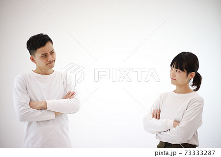 にらみ合う男女 73333287