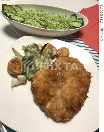 とんかつ、妻の手作り家庭料理、家庭で楽しむ夕ご飯、幸せ家族 73334272