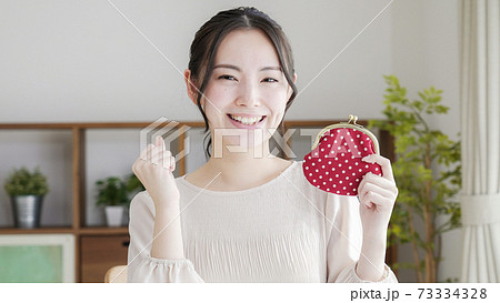 財布を持つ若い女性 73334328