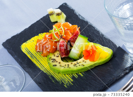 Tuna tartar with avocado and spicy sauce Tuna tartar with avocado and spicy sauce 73335240