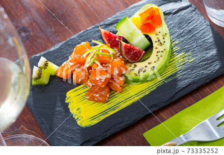 Tuna tartare with avocado and piquant mango sauce 73335252