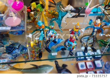 Murano glass products in souvenir shop in Venice 73335757