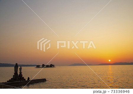 島根県　夕日の名所宍道湖の嫁ヶ島と袖師地蔵と夕日 73336946