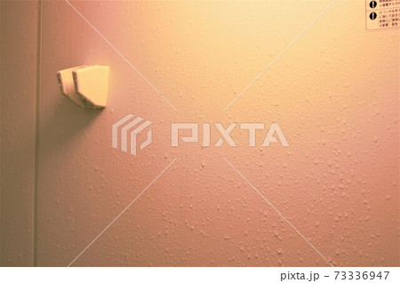 浴室内の壁の水滴 浴室内の壁の水滴 73336947