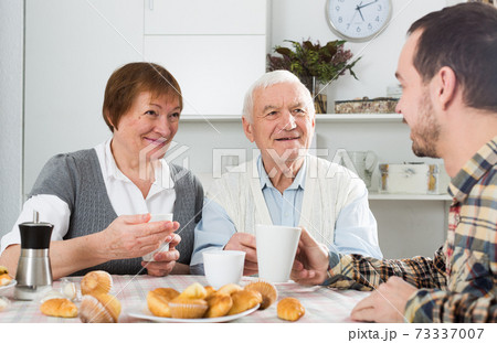 Grandparents and grandson breakfast 73337007