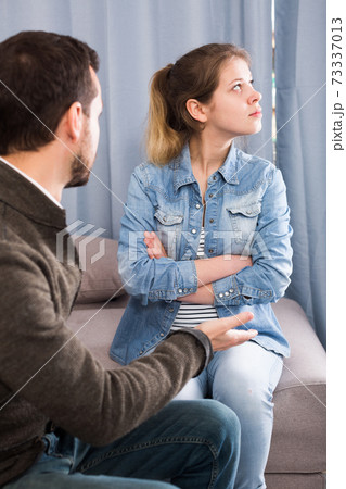 Father and daughter arguing 73337013