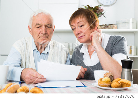 Aged couple struggling to pay bills Aged couple struggling to pay bills 73337076