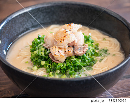 葱と牛もつをトッピングした豚骨らーめん。 73339245