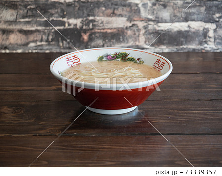 日本の博多の名物グルメ。麺とスープだけの豚骨ラーメン。 日本の博多の名物グルメ。麺とスープだけの豚骨ラーメン。 73339357