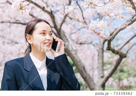 桜とスーツの若い女性 桜とスーツの若い女性 73339362
