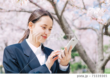 桜とスーツの若い女性 桜とスーツの若い女性 73339365