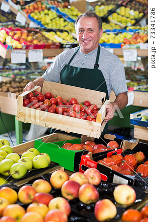 Seller is offering red tomatos Seller is offering red tomatos 73341786