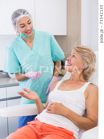 Cosmetologist consulting lady 73342135