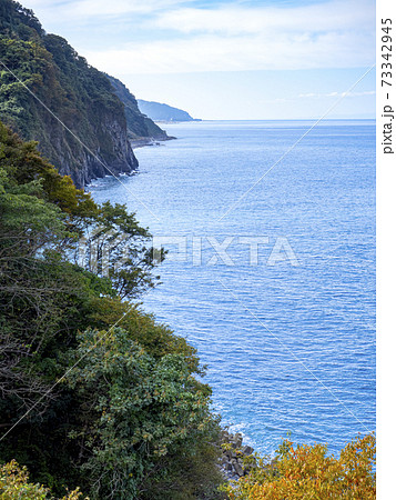 秋の断崖絶壁と海　10月下旬の親不知子不知 73342945