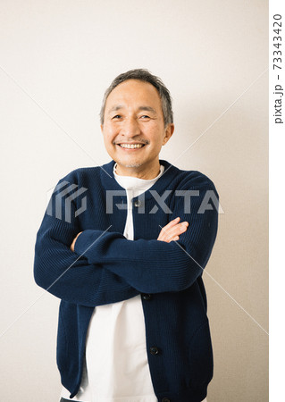 笑顔の日本人シニア男性 60代のアクティブな男性イメージの写真素材