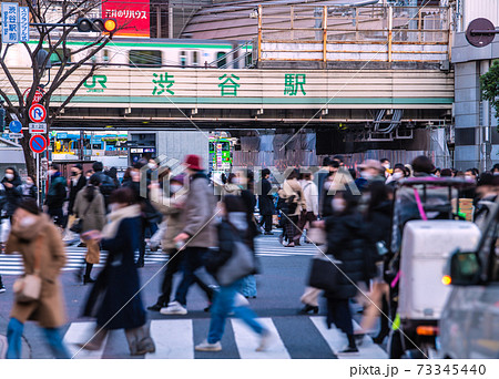 日本の東京都市景観 緊急事態宣言。東京の感染者数2447人過去最多。渋谷は脅威の人出=1月7日 日本の東京都市景観 緊急事態宣言。東京の感染者数2447人過去最多。渋谷は脅威の人出=1月7日 73345440