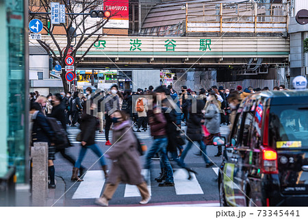 日本の東京都市景観 緊急事態宣言。東京の感染者数2447人過去最多。渋谷は脅威の人出＝1月7日 73345441