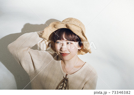 麦わら帽子のショートヘアの女性 代 若い女性イメージの写真素材