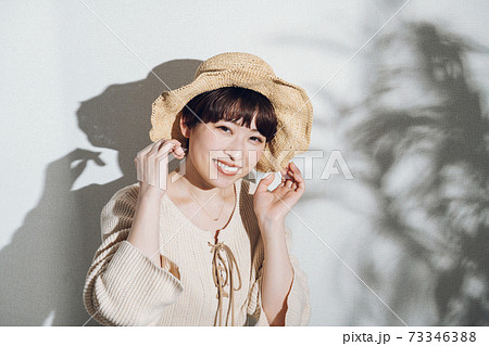 麦わら帽子のショートヘアの女性・20代・若い女性イメージ 麦わら帽子のショートヘアの女性・20代・若い女性イメージ 73346388