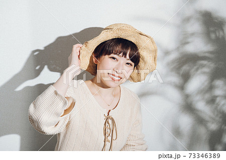 麦わら帽子のショートヘアの女性・20代・若い女性イメージ 73346389