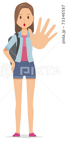 バックパックを持った若い女性が片手を出している バックパックを持った若い女性が片手を出している 73346587