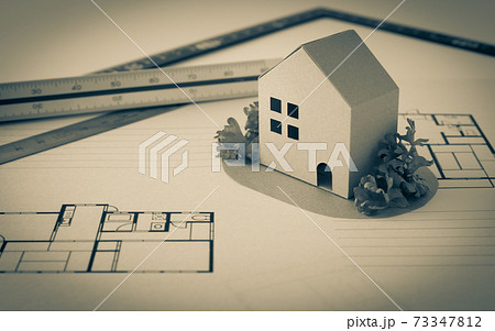 家と間取り図と三角スケール 不動産の購入 家と間取図 リノベーション、リフォーム、建築イメージ 住宅 家と間取り図と三角スケール 不動産の購入 家と間取図 リノベーション、リフォーム、建築イメージ 住宅 73347812