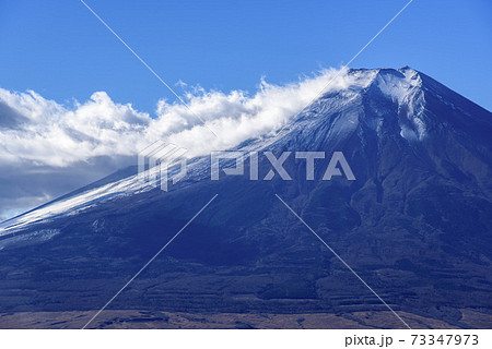師走の雪化粧した富士山クローズアップ 師走の雪化粧した富士山クローズアップ 73347973