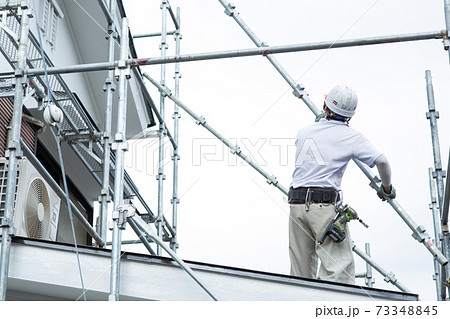 足場を組む職人さんの写真素材