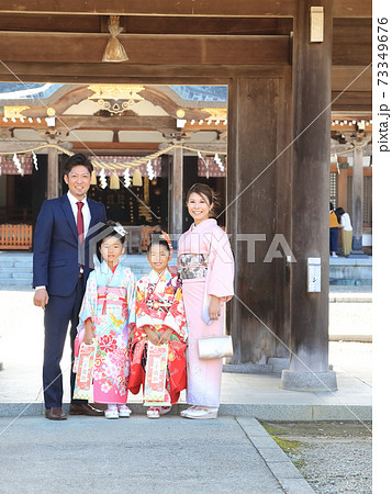 七五三のお参りの写真素材