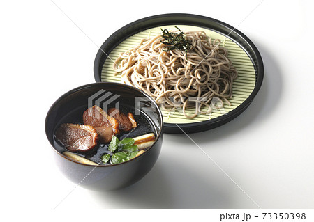 ロースト鴨肉と焼長葱と三つ葉の入った鴨せいろ蕎麦を白背景で撮影 73350398