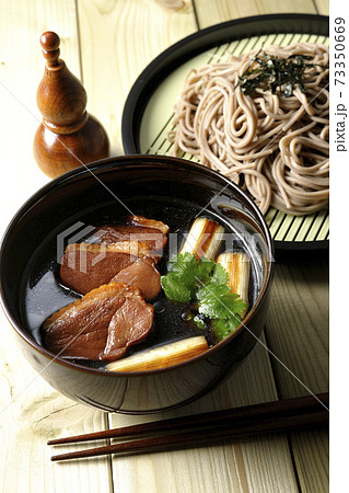 ロースト鴨肉と焼長葱と三つ葉の入った鴨せいろ蕎麦と瓢箪型の七味入れと箸 ロースト鴨肉と焼長葱と三つ葉の入った鴨せいろ蕎麦と瓢箪型の七味入れと箸 73350669