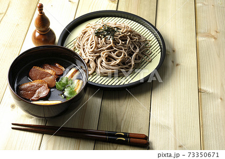 ロースト鴨肉と焼長葱と三つ葉の入った鴨せいろ蕎麦と瓢箪型の七味入れと箸 ロースト鴨肉と焼長葱と三つ葉の入った鴨せいろ蕎麦と瓢箪型の七味入れと箸 73350671