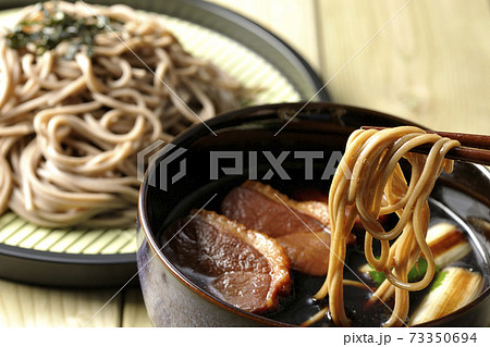 ロースト鴨肉と焼長葱と三つ葉の入った鴨せいろ蕎麦を食べる ロースト鴨肉と焼長葱と三つ葉の入った鴨せいろ蕎麦を食べる 73350694