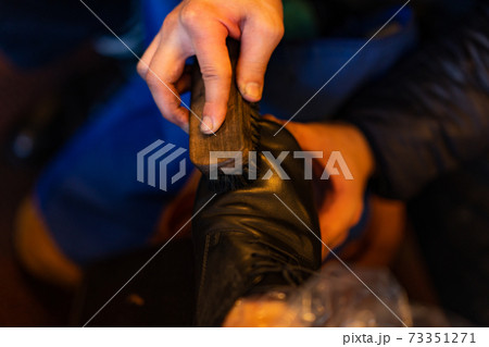 靴磨き 革靴 シューズ 有楽町 銀座 レトロ ノスタルジー 光沢 靴 足 掃除 布 指 指先 靴磨き 革靴 シューズ 有楽町 銀座 レトロ ノスタルジー 光沢 靴 足 掃除 布 指 指先 73351271