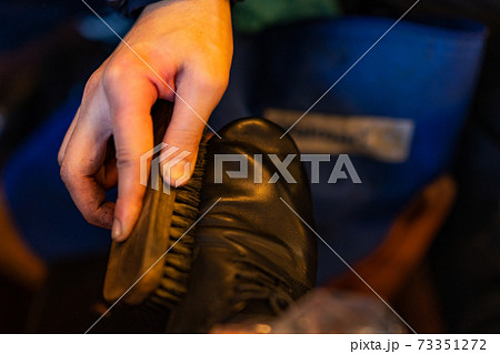 靴磨き　革靴　シューズ　有楽町　銀座　レトロ　ノスタルジー　光沢　靴　足　掃除　布　指　指先 73351272